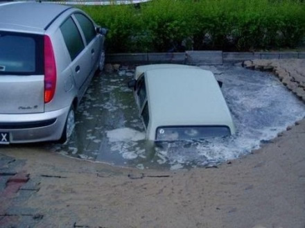 下点雨就塌，车主这下悲剧了！
